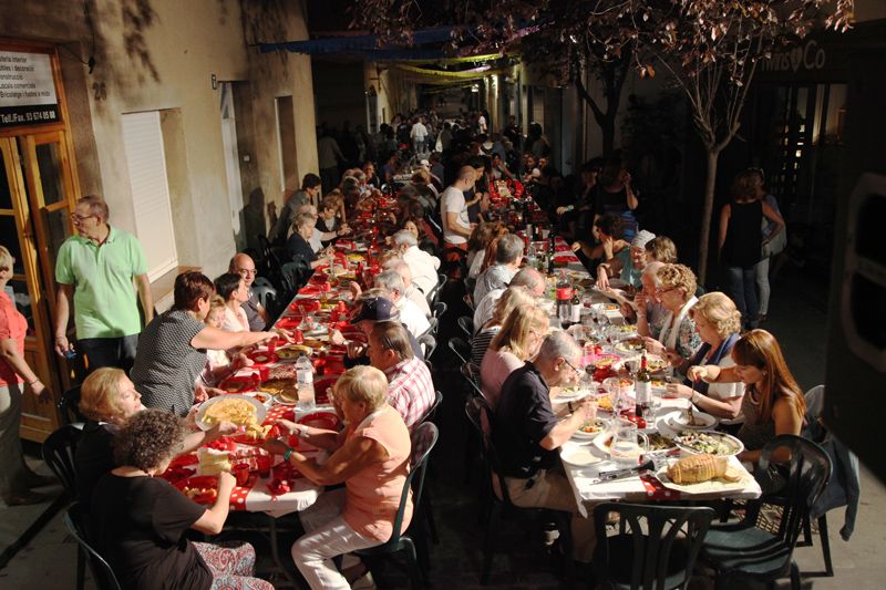 Edició anterior del Sopar de veïns al Carrer de Xerric. FOTOS: Lali Puig