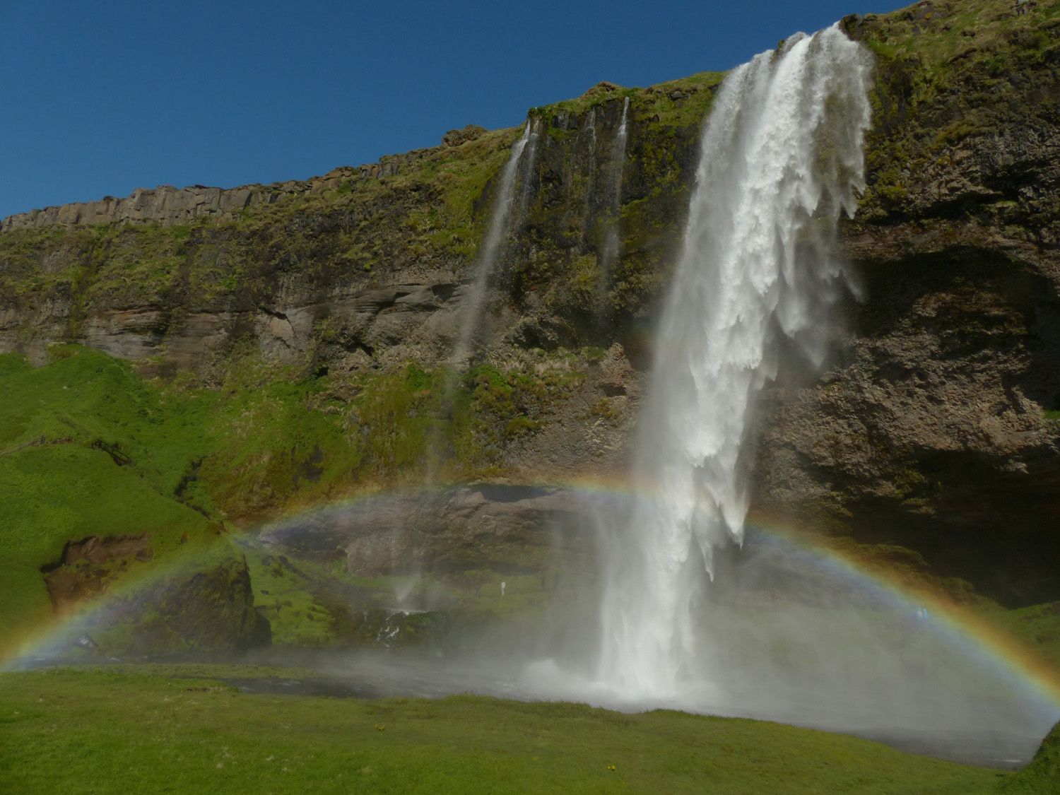 Arco iris a los pies de la cascada