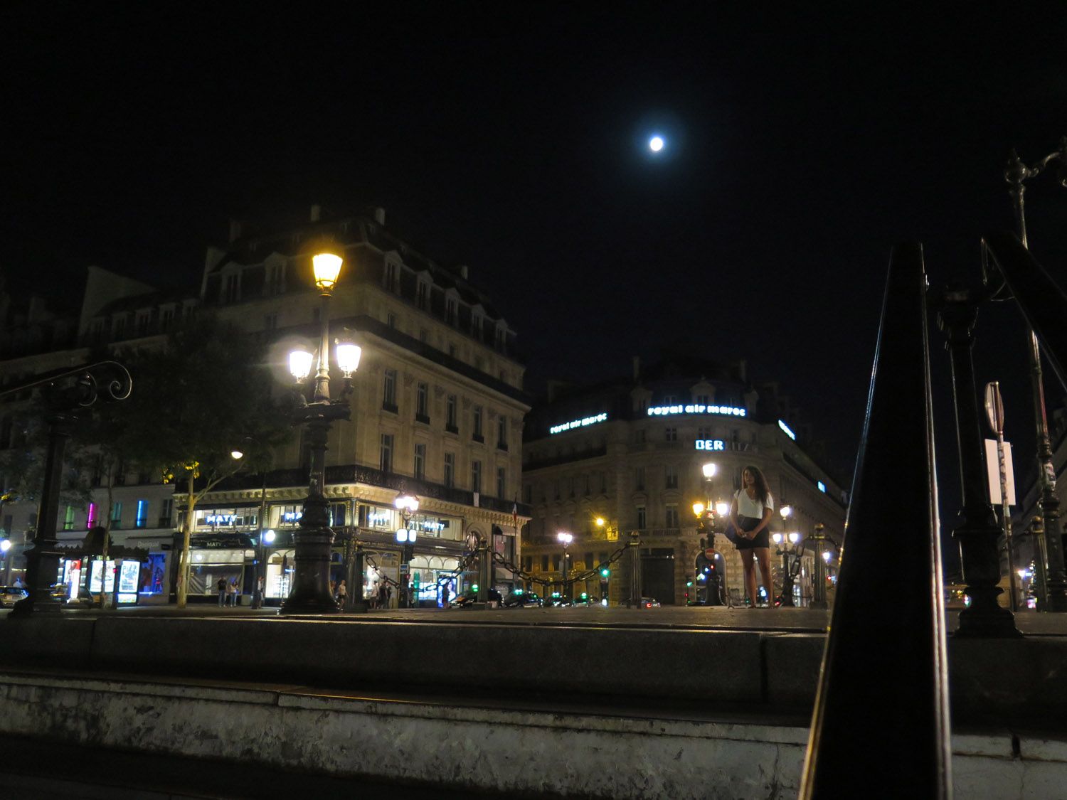 Sota la llum de París