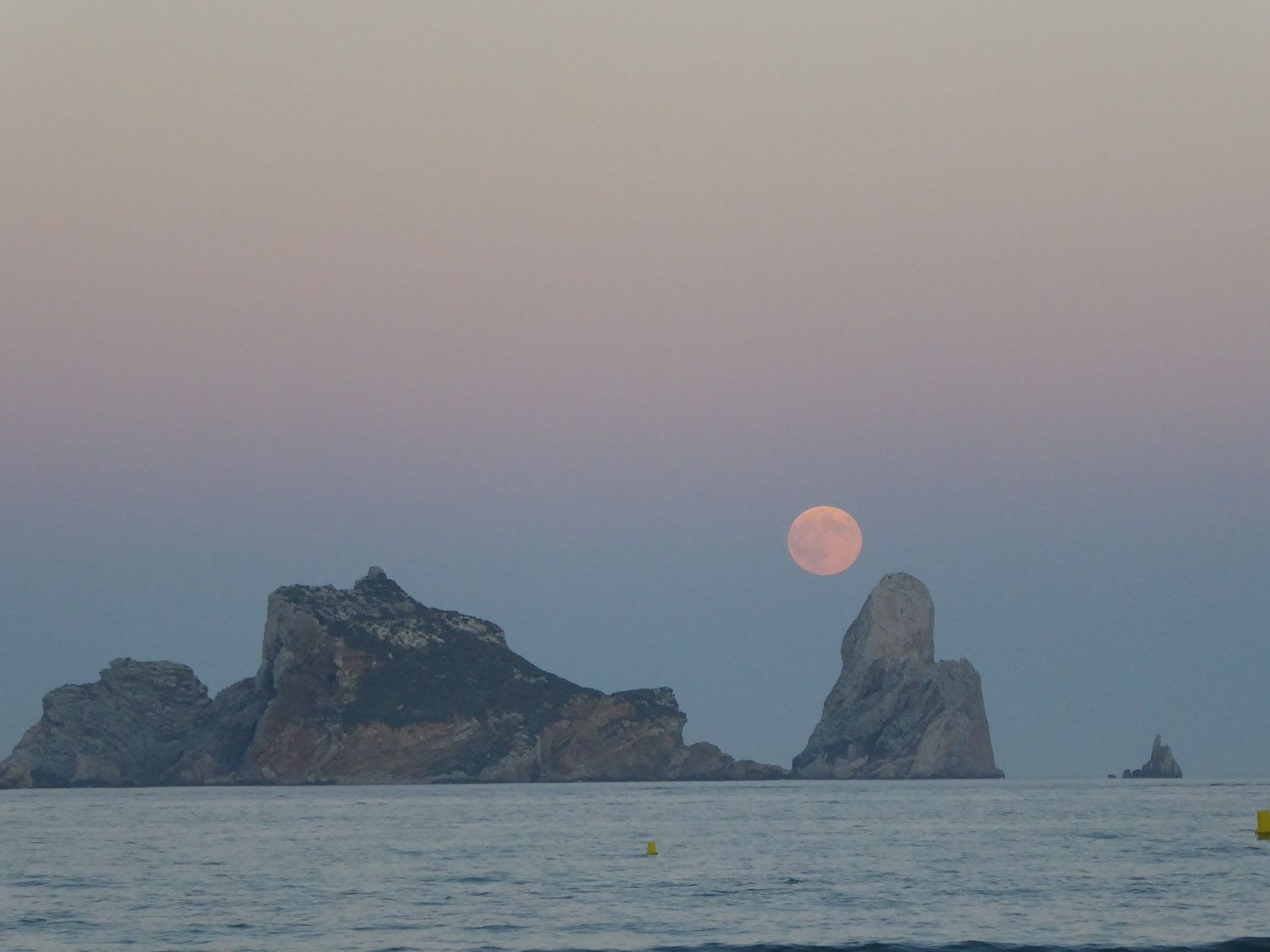 Lluna entre roques