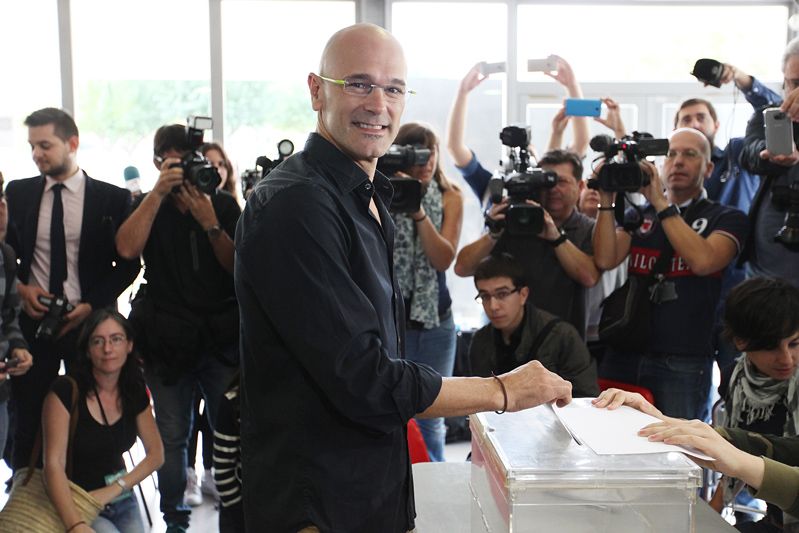 Raül Romeva vota al Casal Cultural de Mira-sol.