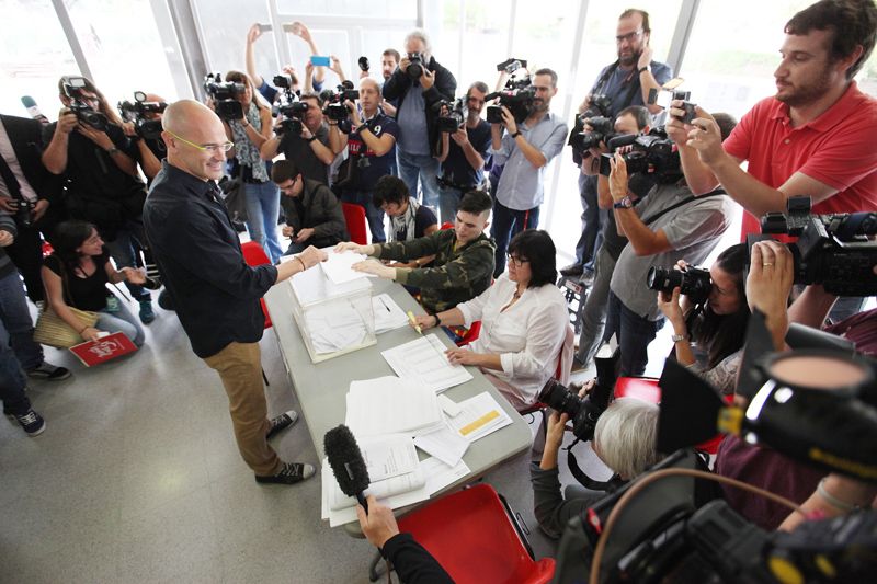 Raül Romeva ha votat al Casal Cultural de Mira-sol. FOTOS: Lali Puig