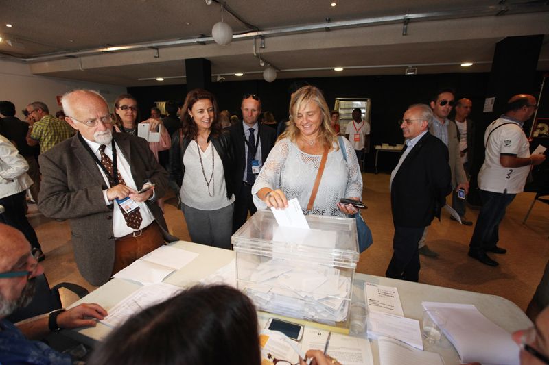 Una delegació parlamentària internacional visita el col·legi electoral a la Casa de Cultura.  FOTOS: Lali Puig