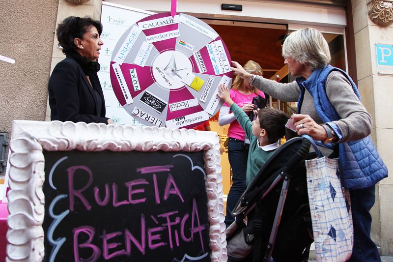 Activitats contra el càncer de mama a la Farmàcia Santa Maria. FOTOS: Lali Puig