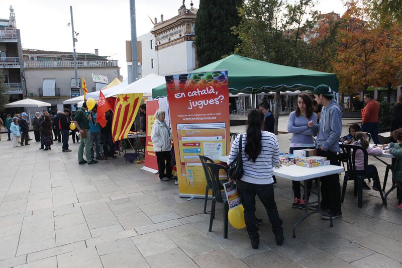 Expositors d’entitats de llengua i cultura catalanes. FOTOS: Lali Puig