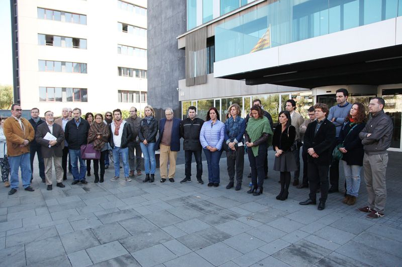 Sant Cugat se solidaritza amb les víctimes de París amb un minut de silenci. FOTOS: Lali Puig