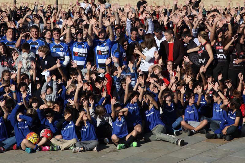 Foto de família de Sant Cugat Creix a la Plaça del Rei. FOTOS: Lali Puig