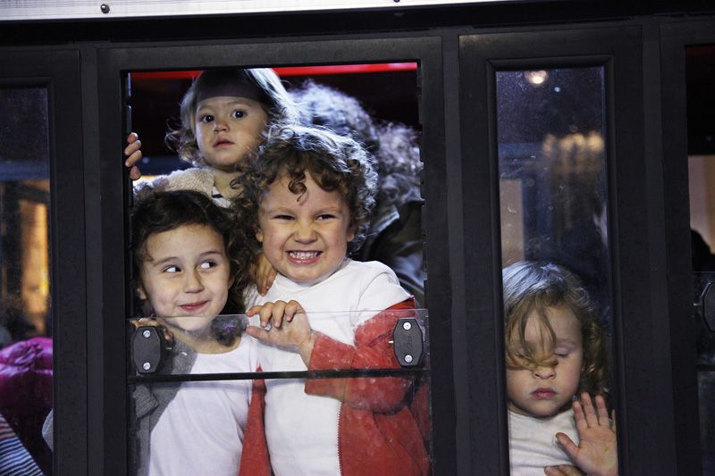   El Trenet de Nadal segueix donant voltes per la ciutat. FOTOS: Lali Puig