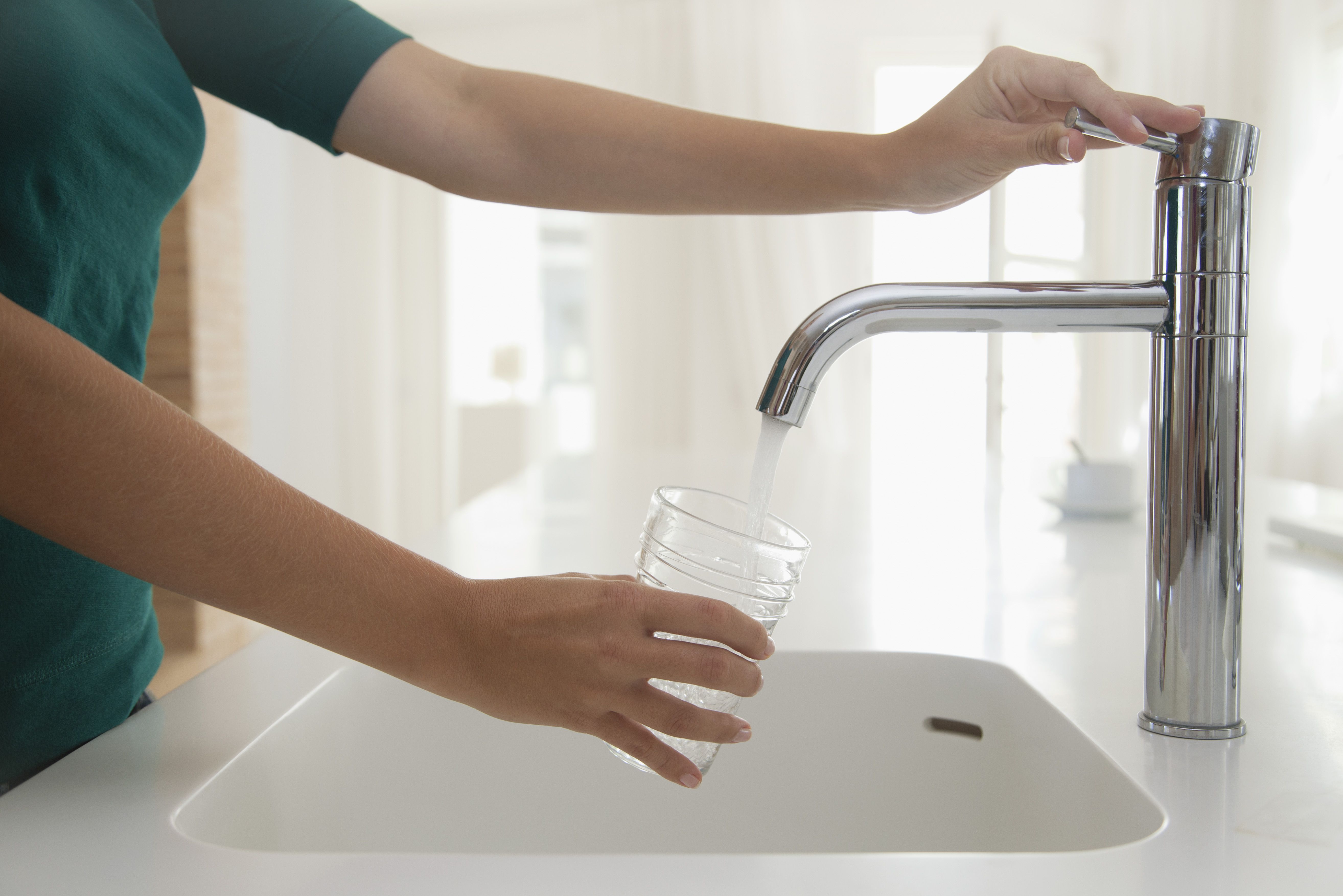 Don t drink the water. Чистая вода из под крана. Стакан воды из под крана. Вода из крана в стакан. Кран вода стакан.