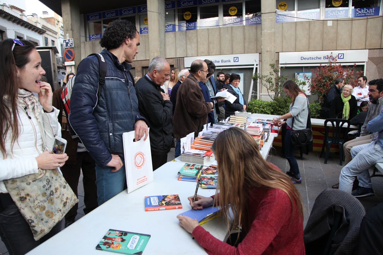 La Taula d'Escriptors locals a la plaça dels Quatre Cantons   FOTOS: Lali Puig