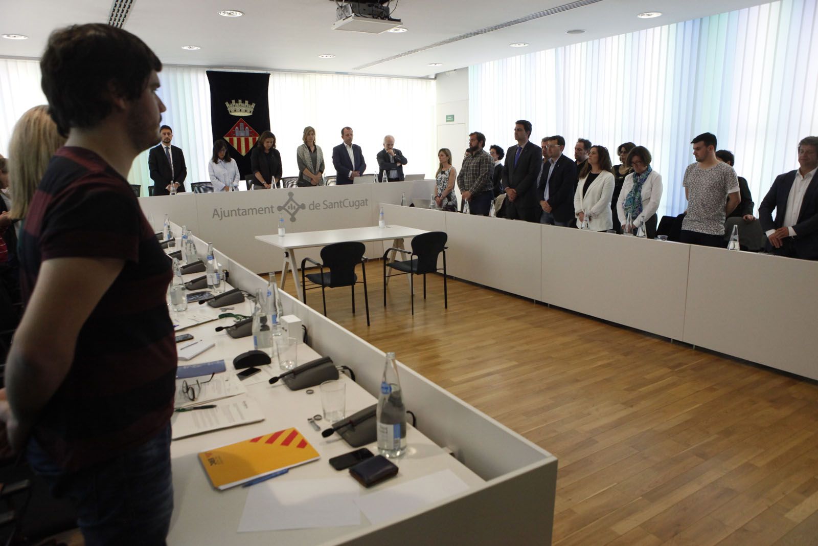 Minut de silenci pel terratrèmol d'Equador al ple municipal de Sant Cugat FOTO: Artur Ribera