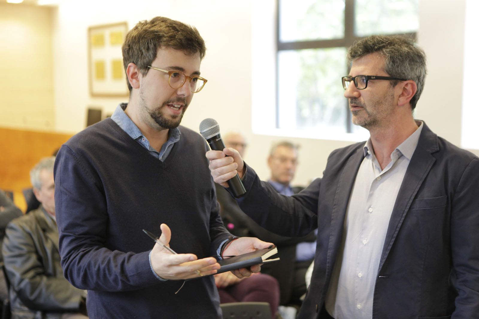 Xavier Gavaldà, a l'esquerra, durant el debat que va organitzar el TOT a Valldoreix FOTO: Artur Ribera