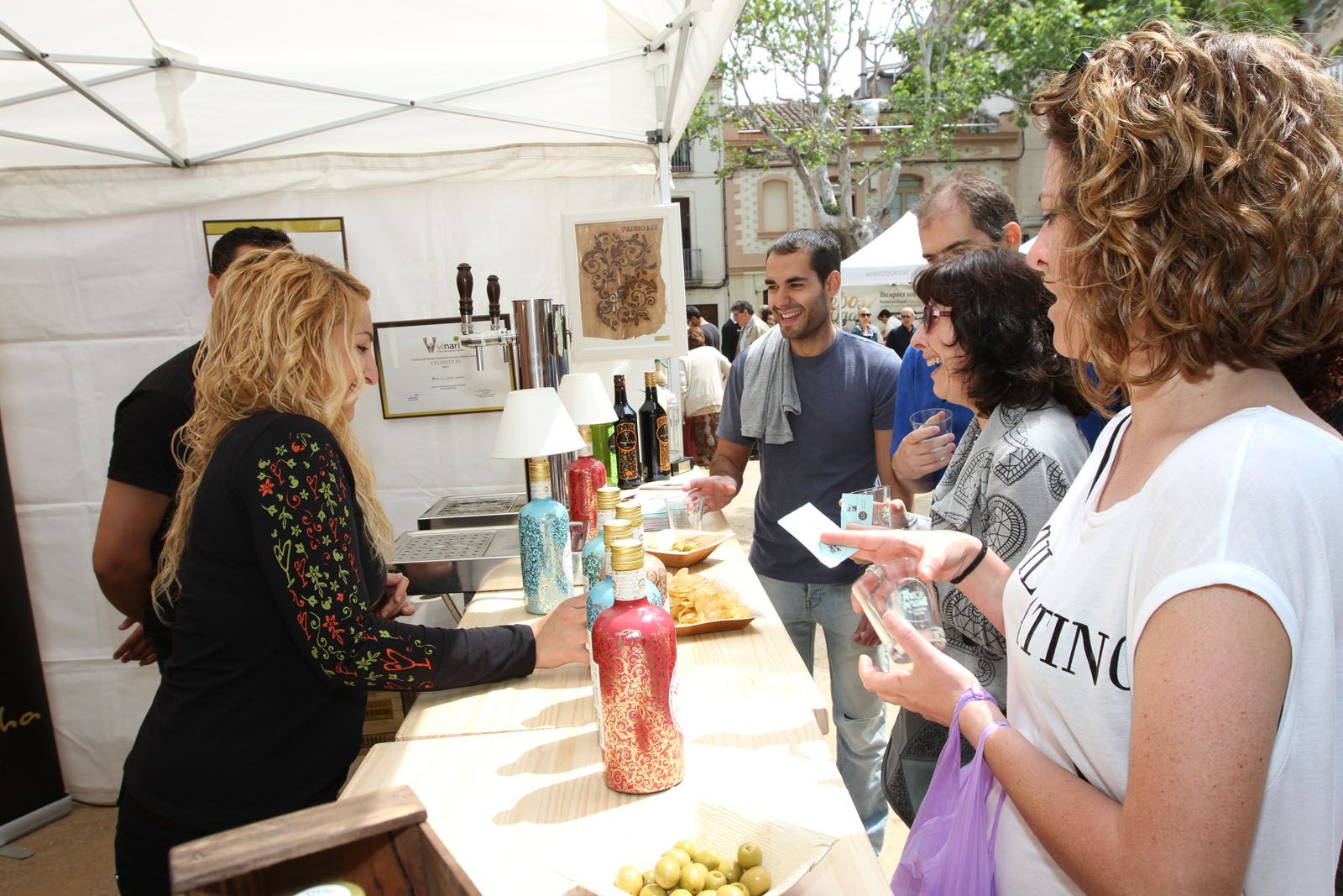 Es poden tastar els deu millors vermuts de Catalunya a la Fira del Vermut a la plaça Barcelona FOTO: Haidy Blanch