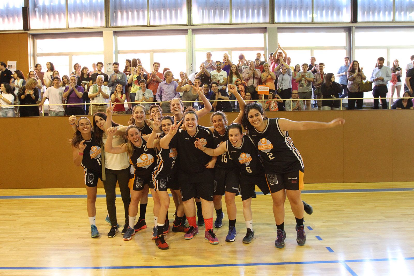 Les jugadores del Qbasket celebrant la victòria FOTO: Haidy Blanch