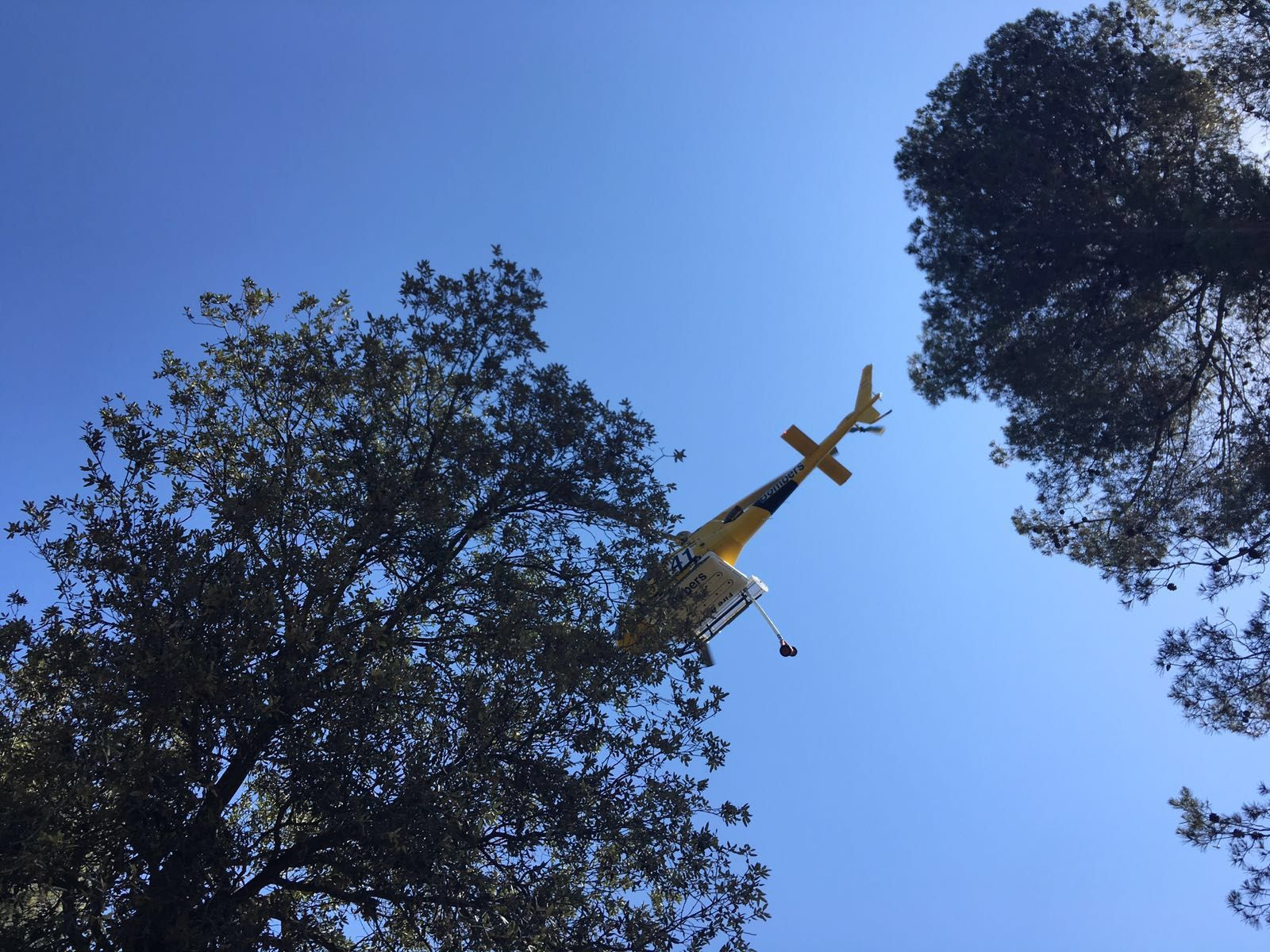 Un dels helicòpters remullant la zona FOTO: ADF Sant Cugat-Valldoreix