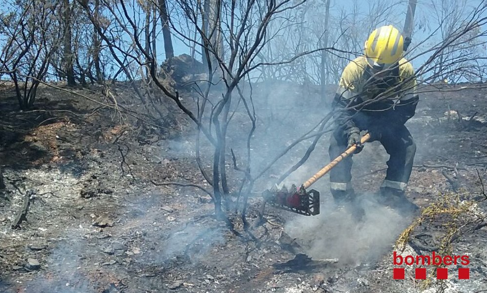 Tasques d'extinció de l'incendi FOTO:  Bombers de la Generalitat 