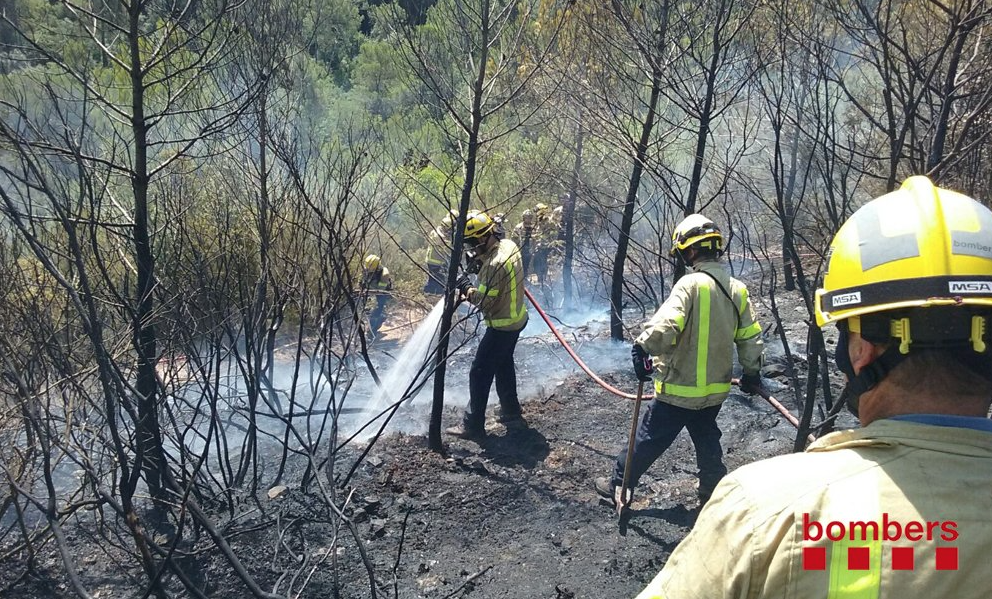 Tasques d'extinció d'un incendi a Sant Cugat FOTO: Bombers de la Generalitat 