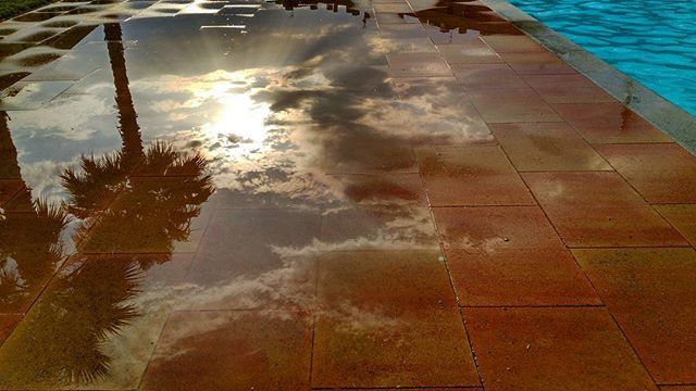 @carlesmerino   Després de la pluja...reflexos piscineros