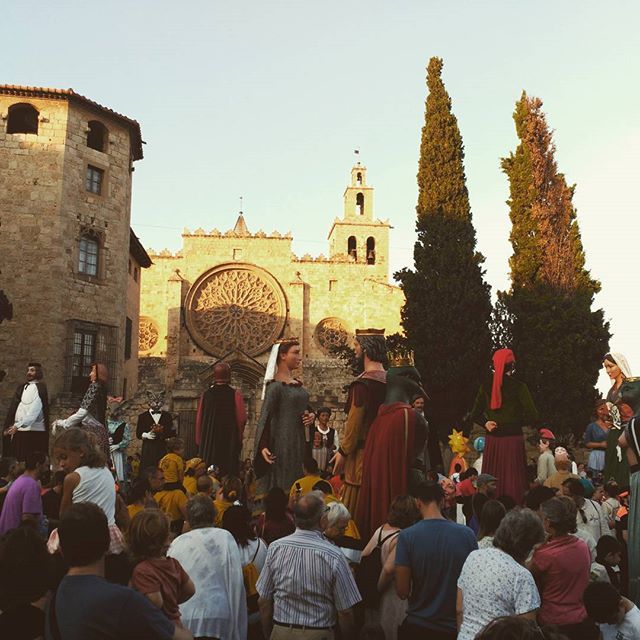 @irispuag. Espectacular imatge de diverses colles geganteres i gegants de'arreu de Catalunya a la Festa Major de Sant Cugat!