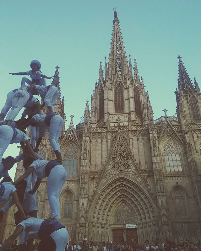 @sogafernand   Festa catalana, en La Catedral de Barcelona