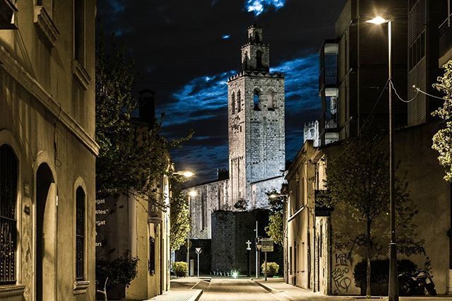 @jocphotographer.  Monasterio de Sant Cugat con Lluna llena en la cima de la iglesia