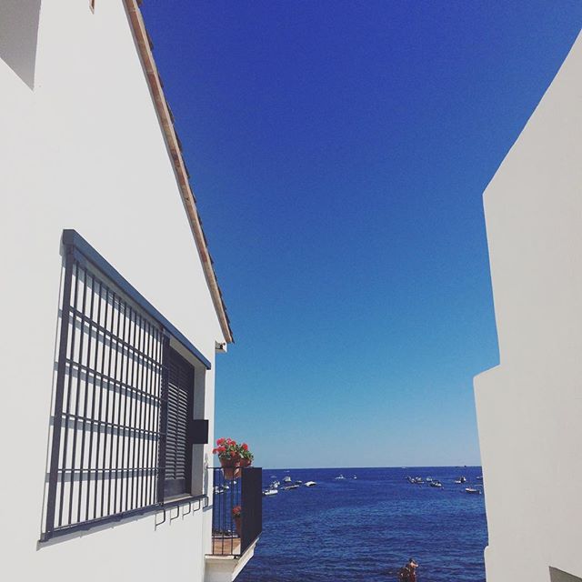 @cbusquets.   #bluesky #sea #redflowers #mediterranean #white #calelladepalafrugell