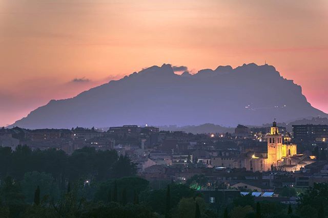 @jocphotographer.  Mi Hermoso Sant cugat del valles y de fondo el Coloso de Montserrat un atardecer marca el tono magenta y rosa del cielo!