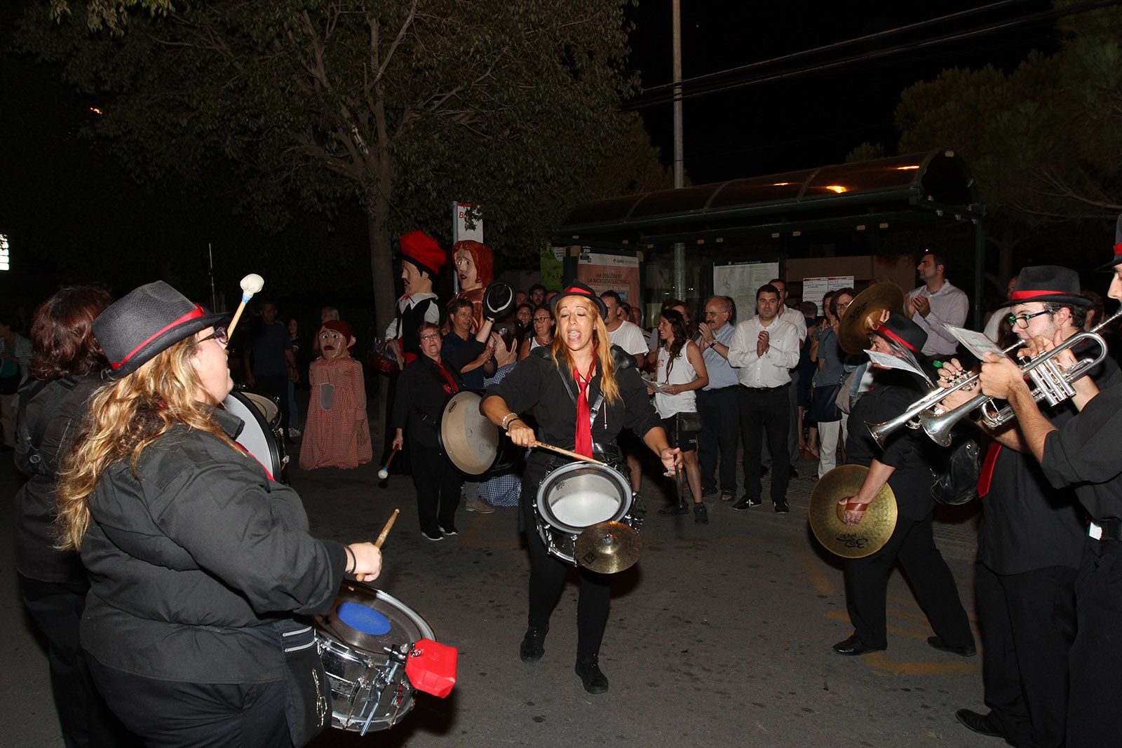 La Banda i els Geganters de les Planes han fet una cercavila pels carrers del barri FOTO: Haidy Blanch