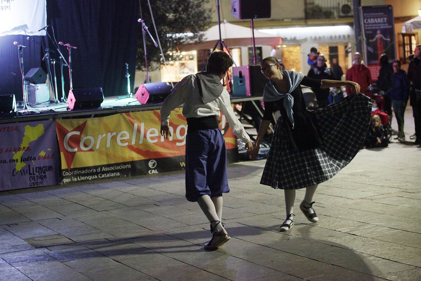 Actuació del Grup Mediterrània a la Plaça d’Octavià. FOTOS: Lali Puig