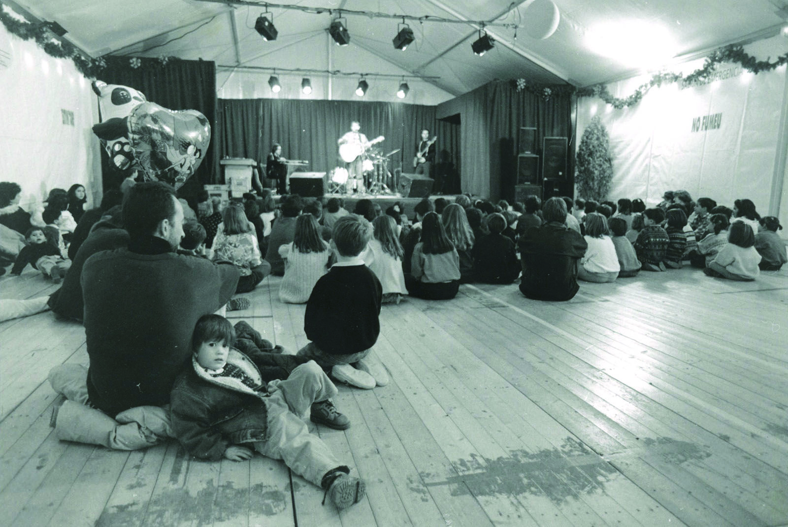 Un concert infantil a l'interior de l'Envelat als noranta.