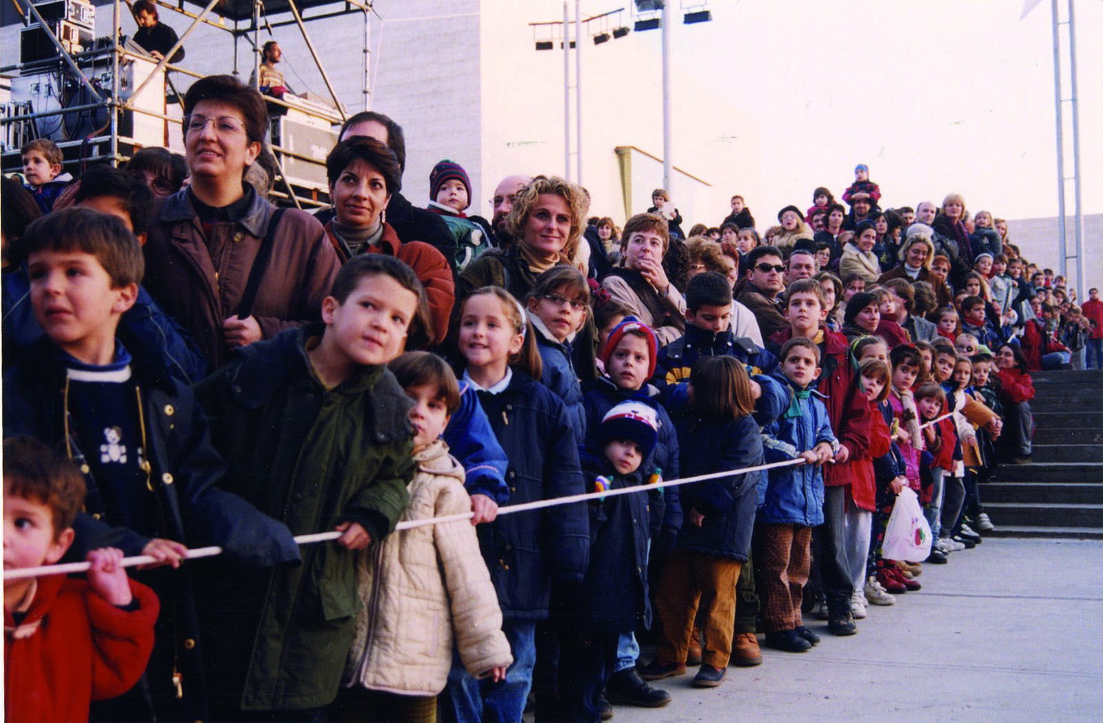 Milers de nens esperant els Reis de l'Orient, anys 90.