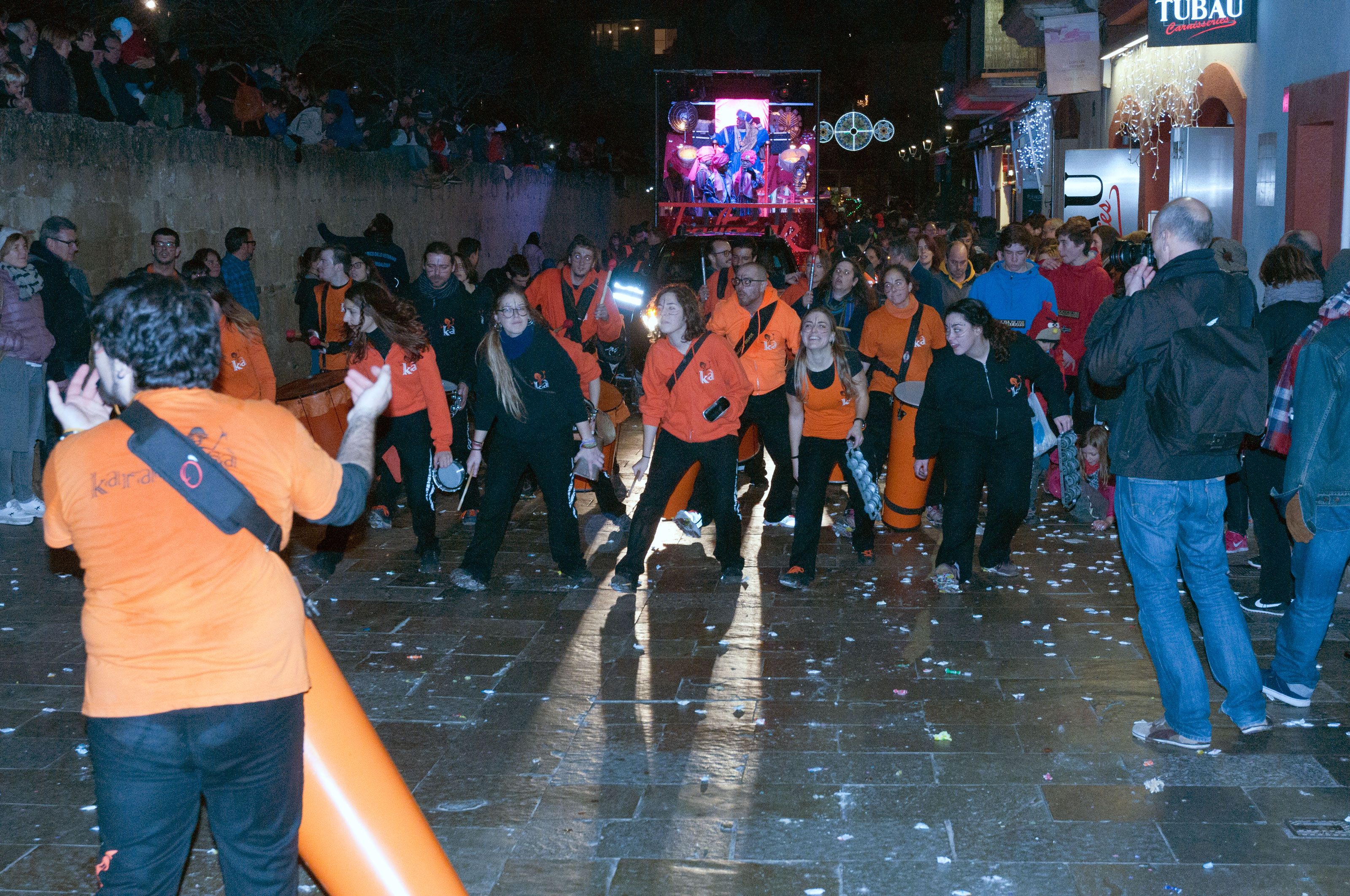 La música i el ritme sempre anima la cavalcada. Carrer de la Creu FOTO: Bernat Millet