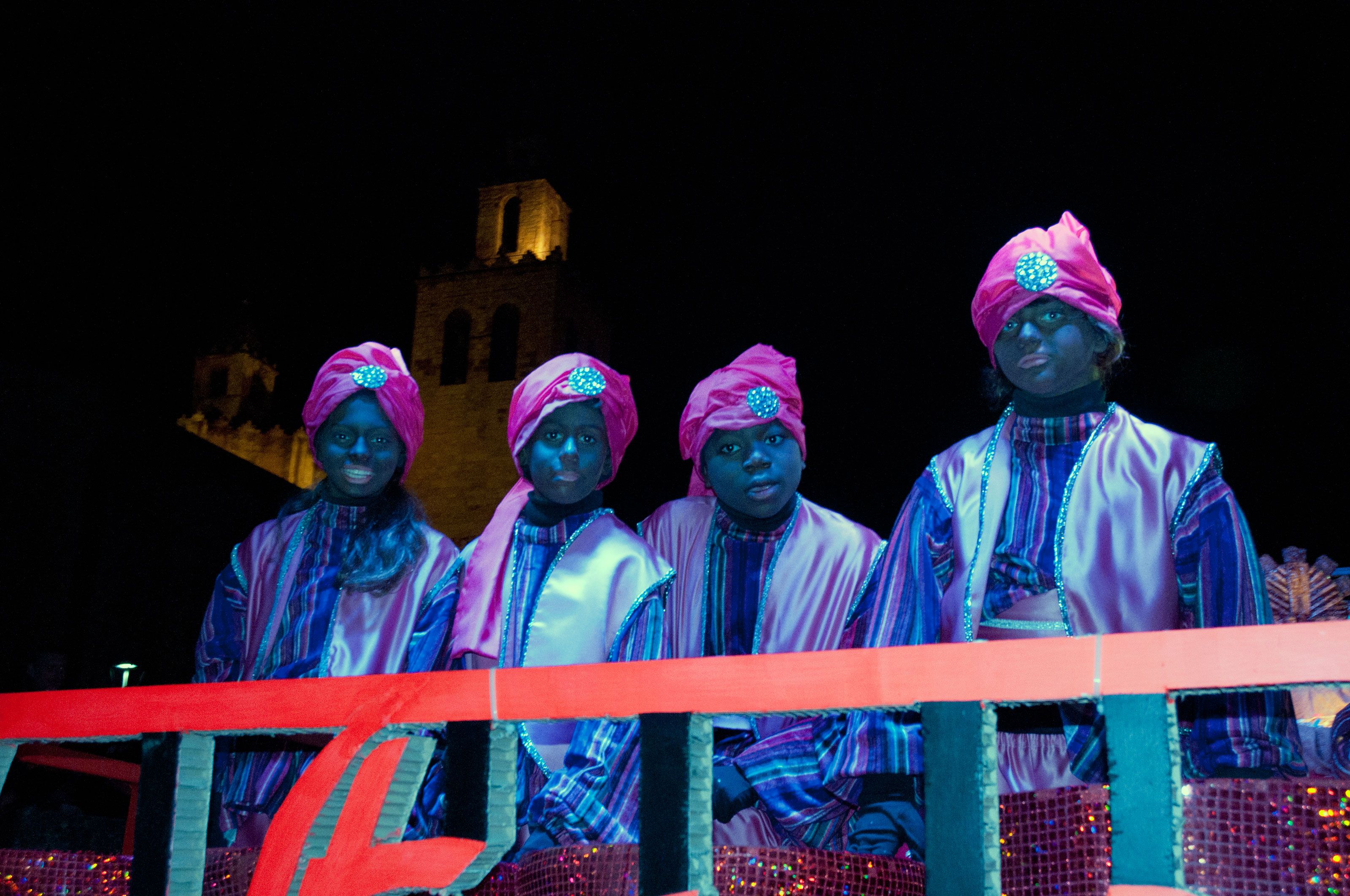  Els patges de Baltasar amb el Monestir de fons FOTO: Bernat Millet