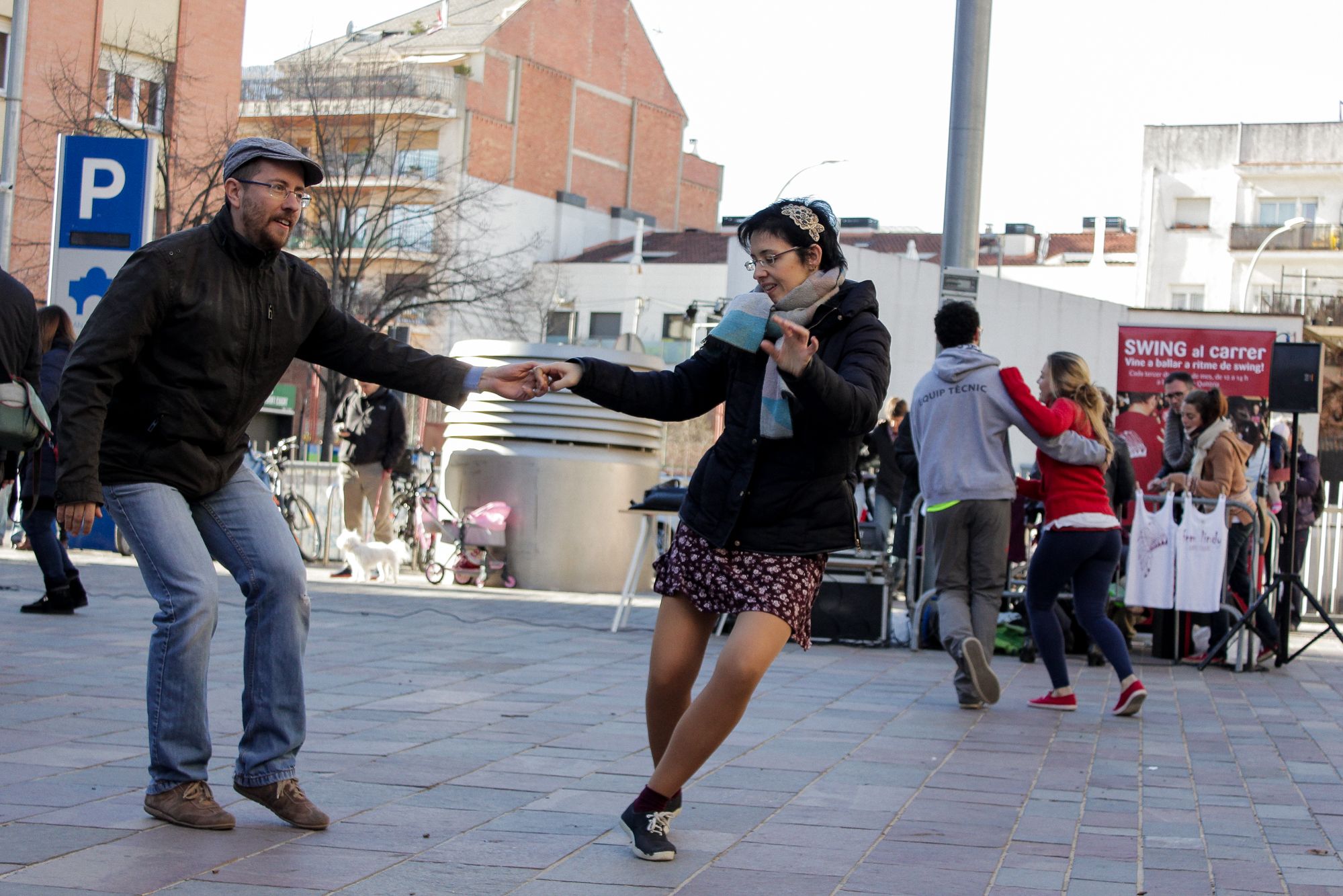 Swing i ball de bon matí a la plaça de Can Quitèria. FOTO: Ale Gómez