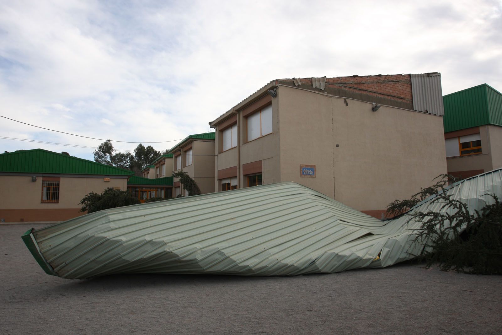 El vent va arrencar part de la teulada del CEIP Ferran i Clua FOTO: Lluís Llebot