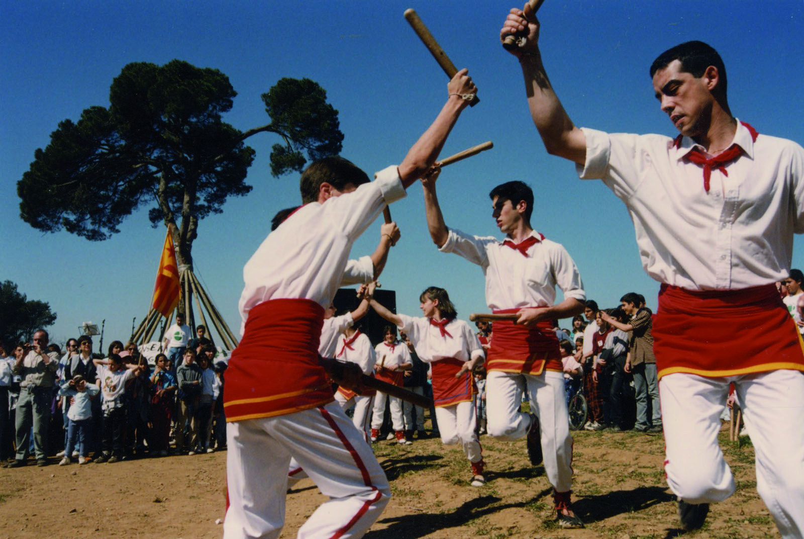 Bastoners en la Marxa unitària per la recuperació de Torre Negra (març del 1997) FOTO: Xavier Larrosa