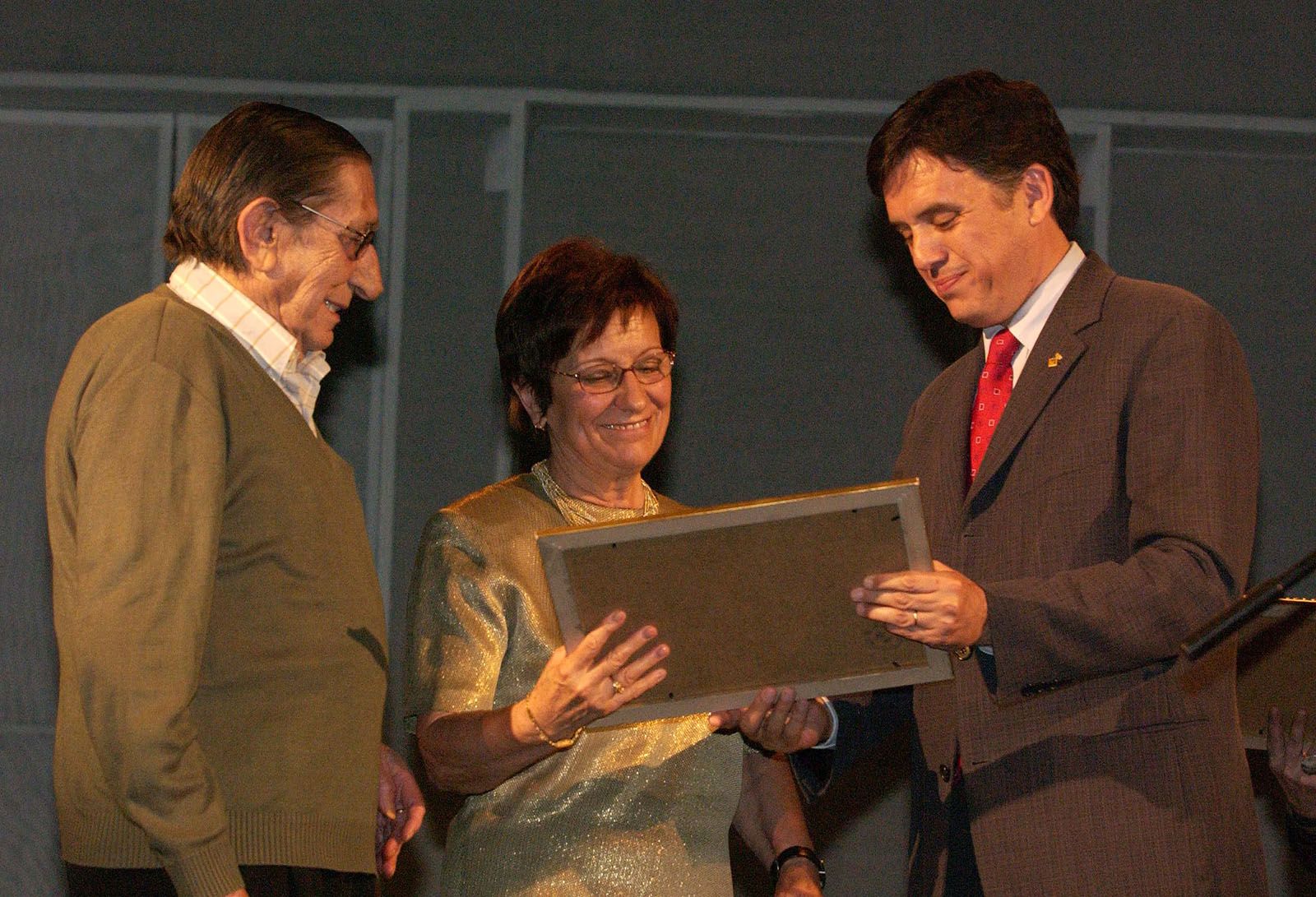 L'alcalde Lluís Recoder va lliurar el títol de Fill Predilecte de Sant Cugat l'any 2006 a Joan Fàbregas i al desaparegut Joan Llamas (recollia el guardó la seva vídua) FOTO: Jordi Garcia