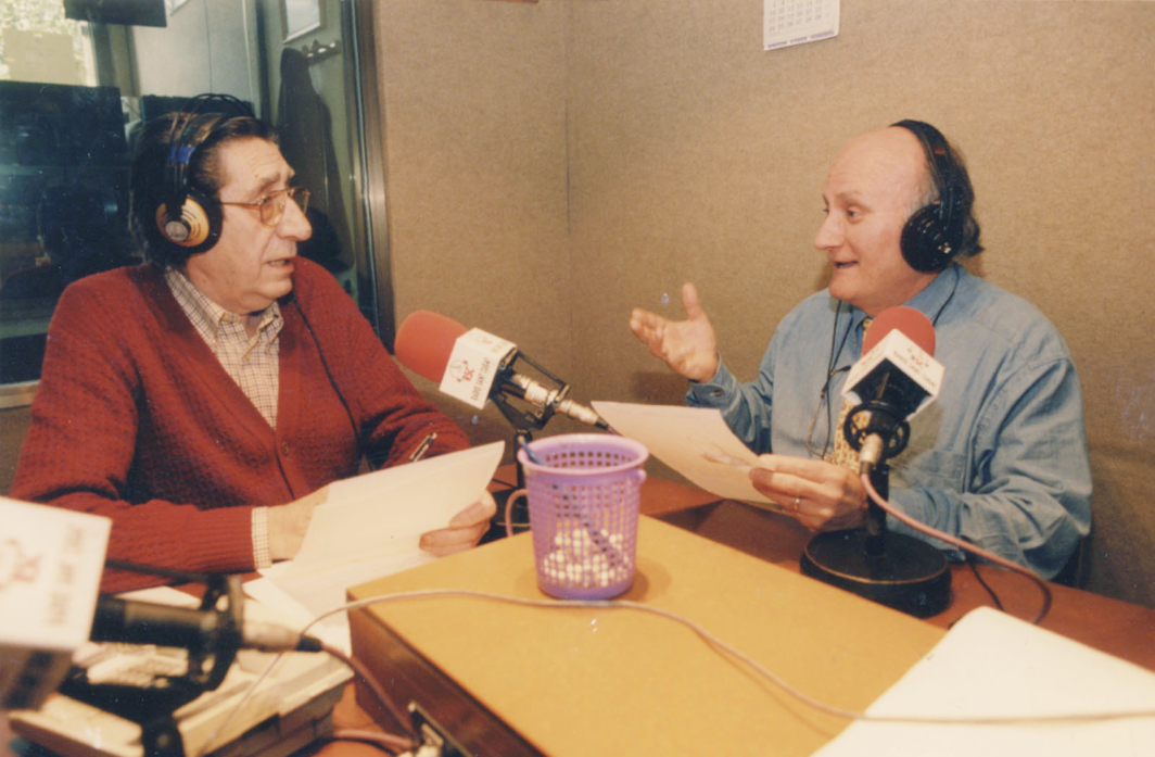  Amb el seu amic i company de Ràdio Sant Cugat, Pere Pahisa, a l'estudi del carrer Sant Jordi FOTO: Arxiu