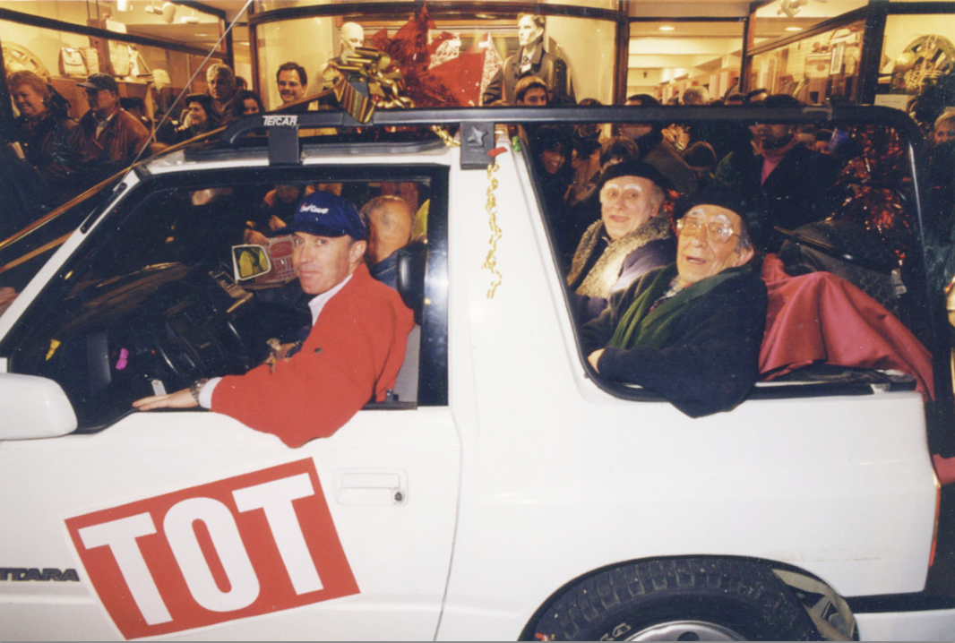  Amb Pere Pahisa, a la carrossa del TOT Sant Cugat, cavalcada de reis  (2000) FOTO: Arxiu