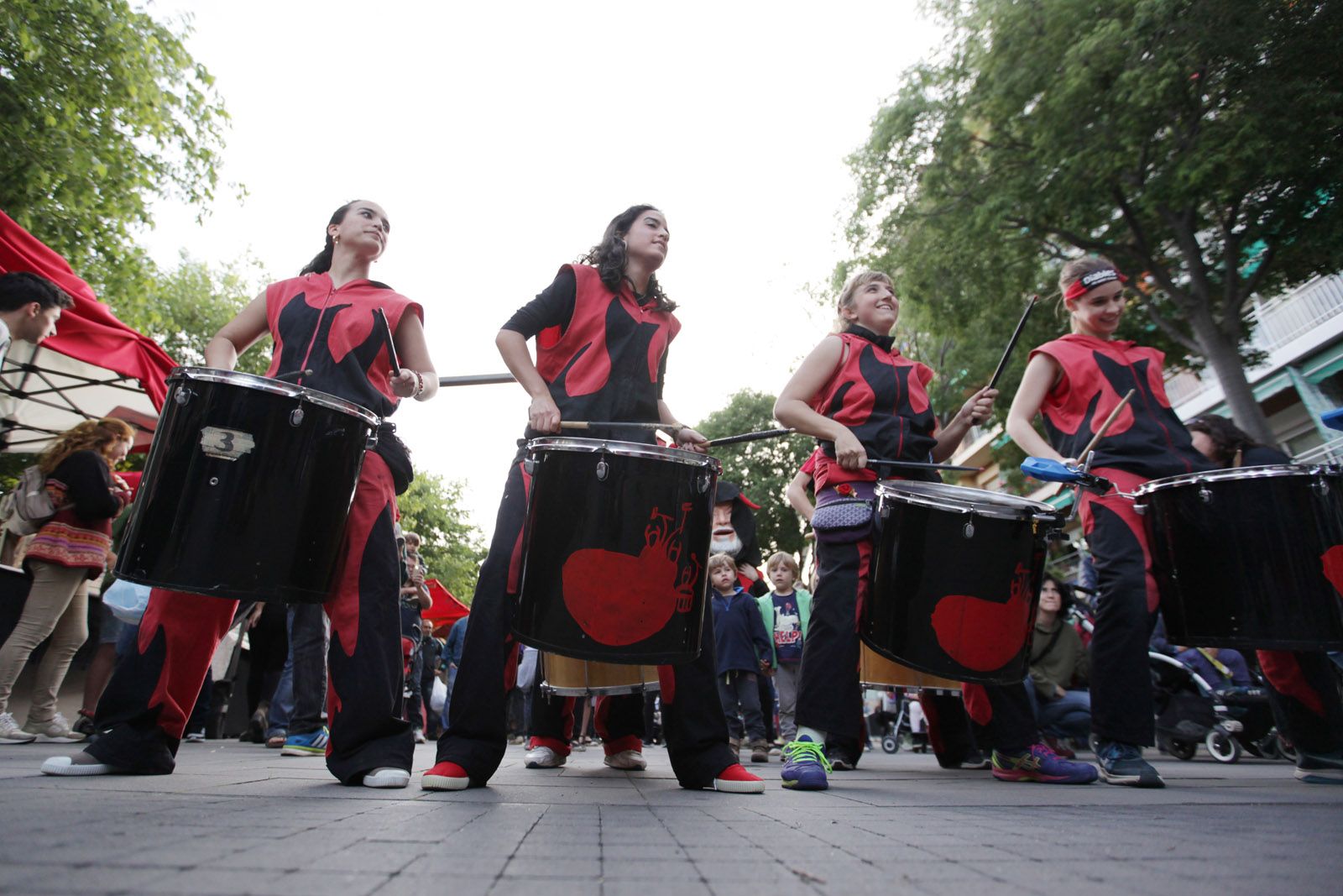 Cercavila d’inici amb els Tabalers Joves dels Diables Sant Cugat i els Caparrots. FOTOS: Lali Puig