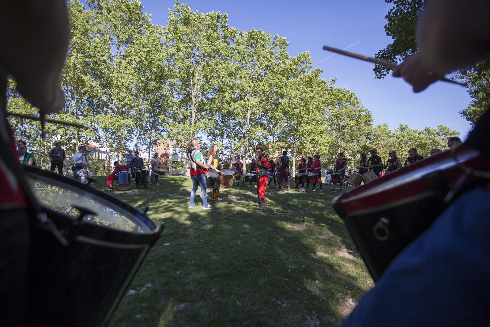 Trobada conjunta amb els tabalers de les bèsties convidades al Parc de Ramon Barnils. FOTOS: Lali Puig