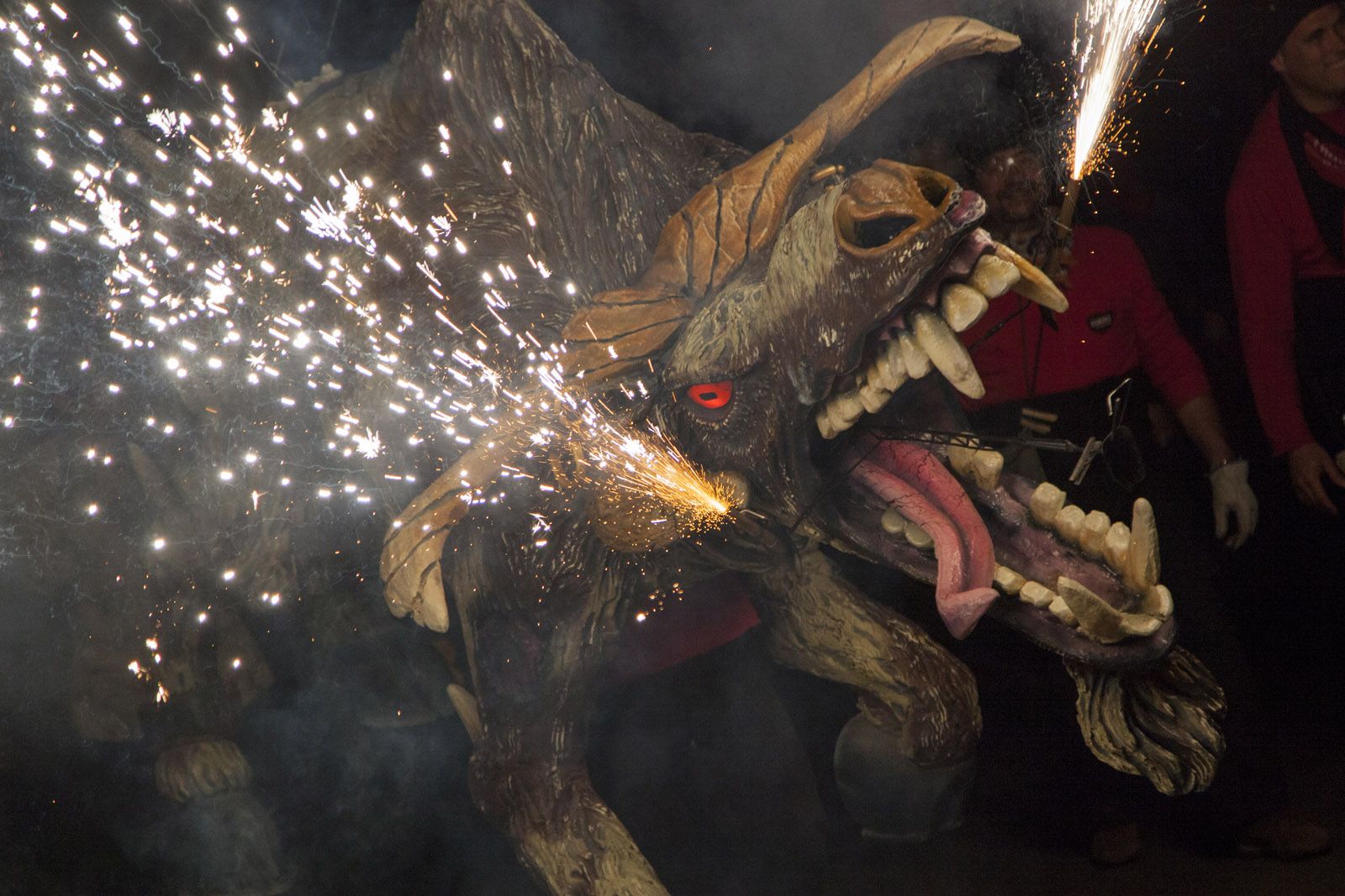 L’Encabronada: el correfoc de les bèsties. FOTOS: Lali Puig