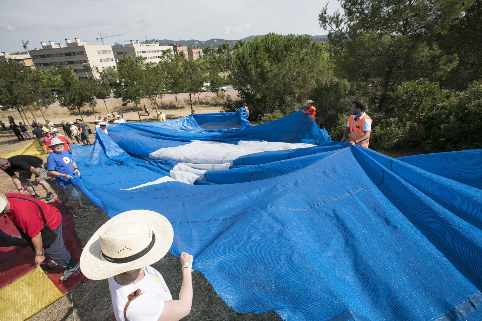 L'estelada més gran del món al Turó de Can Mates. FOTO: Lali Puig