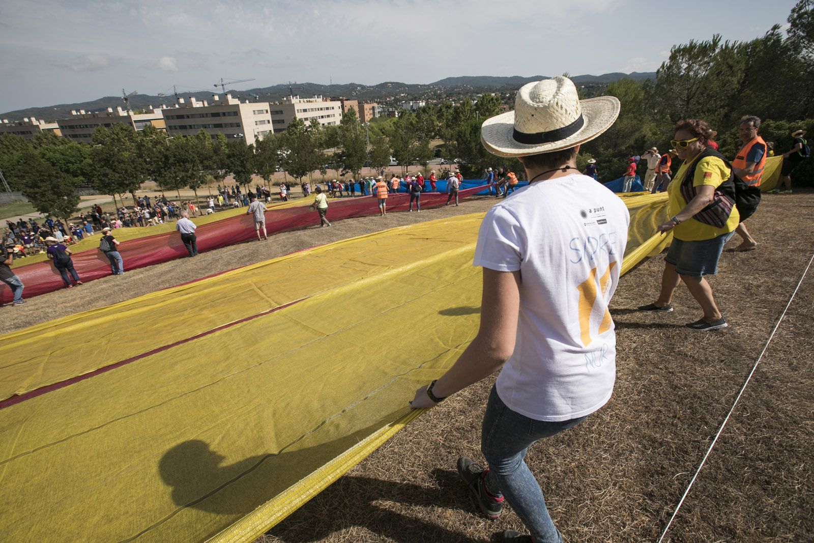 L'estelada més gran del món al Turó de Can Mates. FOTO: Lali Puig