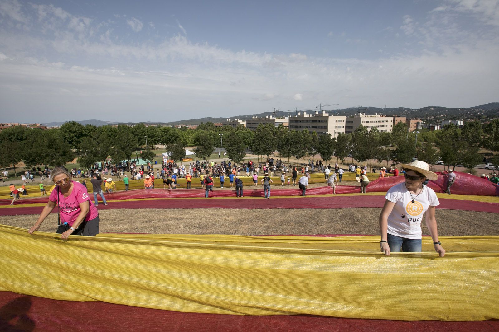 L'estelada més gran del món al Turó de Can Mates. FOTO: Lali Puig