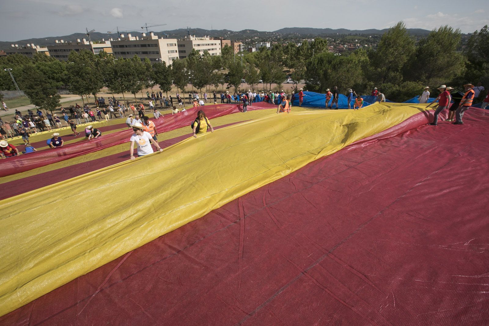 L'estelada més gran del món al Turó de Can Mates. FOTO: Lali Puig