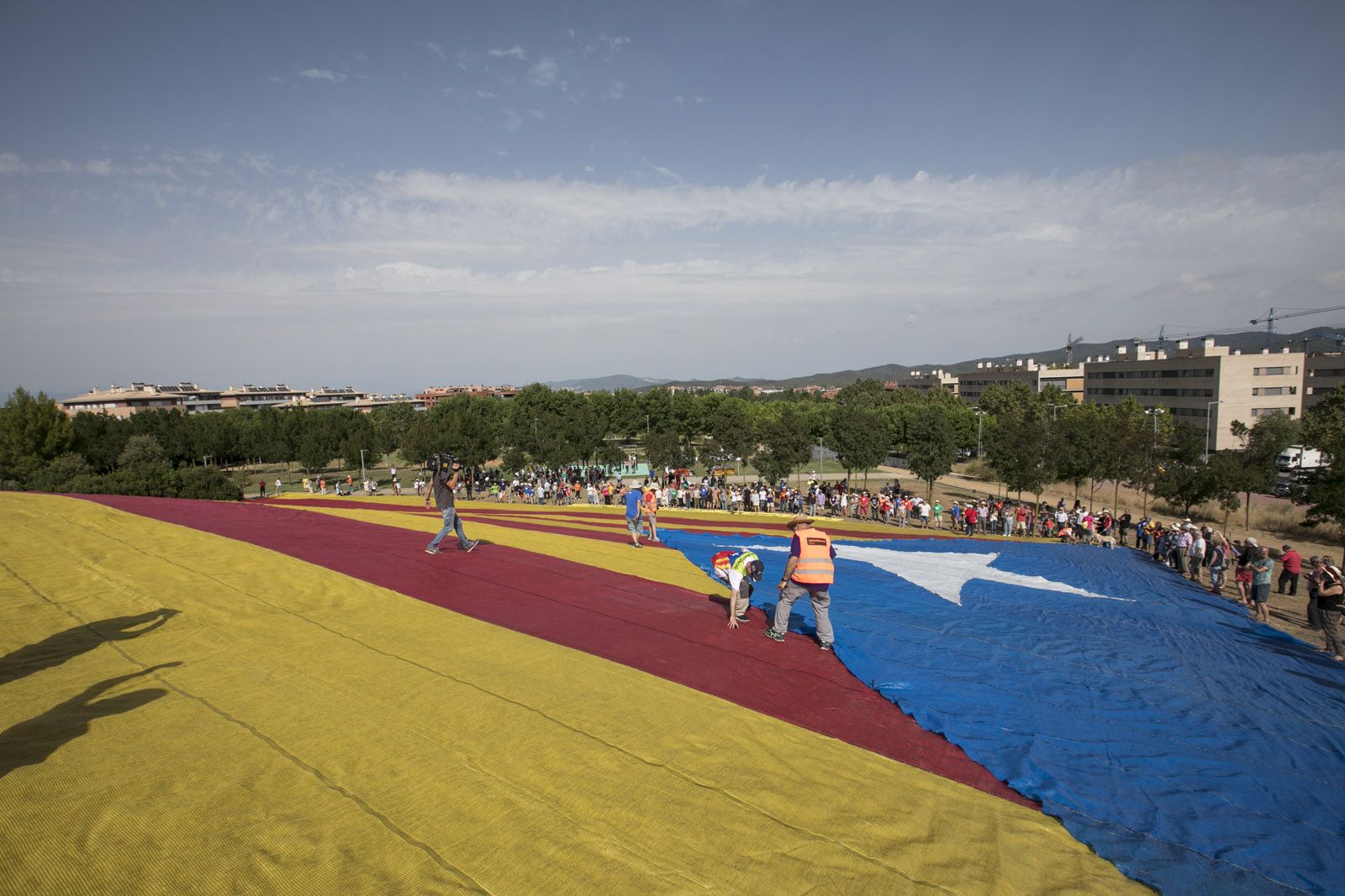 L'estelada més gran del món al Turó de Can Mates. FOTO: Lali Puig