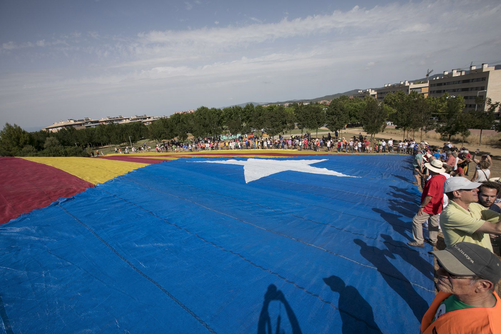 L'estelada més gran del món al Turó de Can Mates. FOTO: Lali Puig