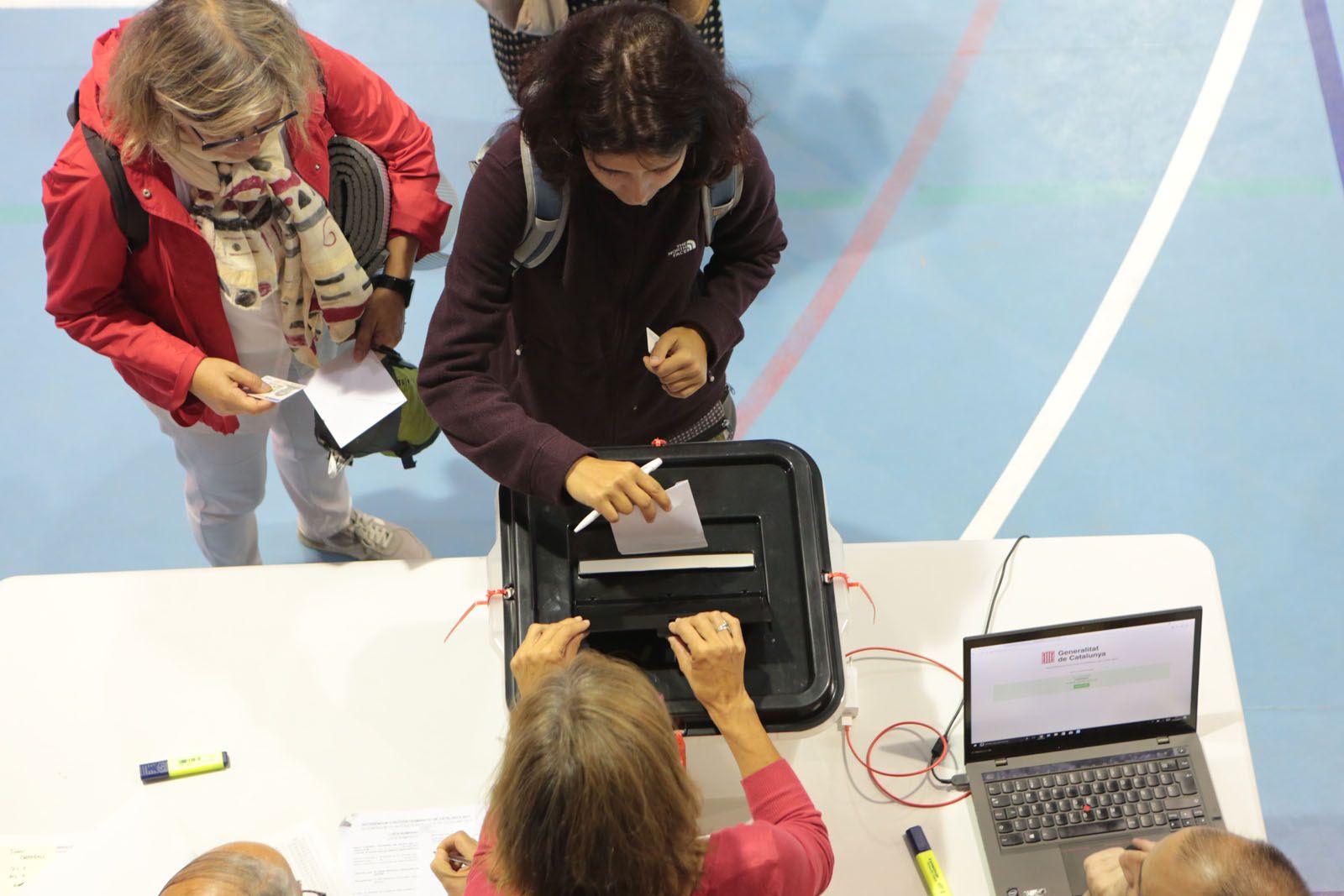 Primeres votacions a l'Escola Joan Maragall FOTO: Artur Ribera