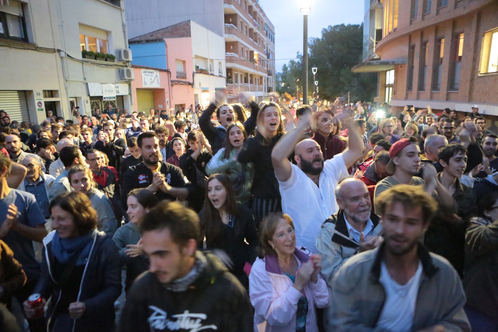 Gent celebrant la dura jornada, HEM VOTAT!